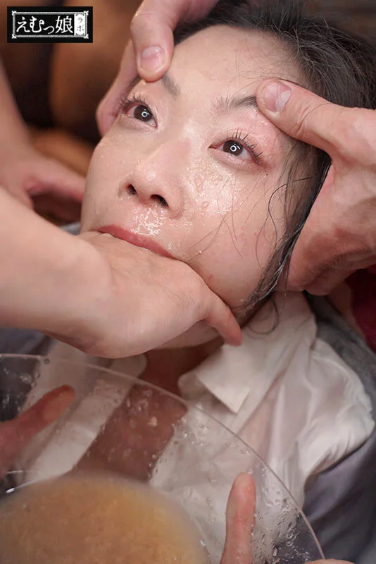 「飲む→吐く→溜める」最狂イラマ極リサイクル。ゲロ飲み排水溝女。 二葉エマ-2