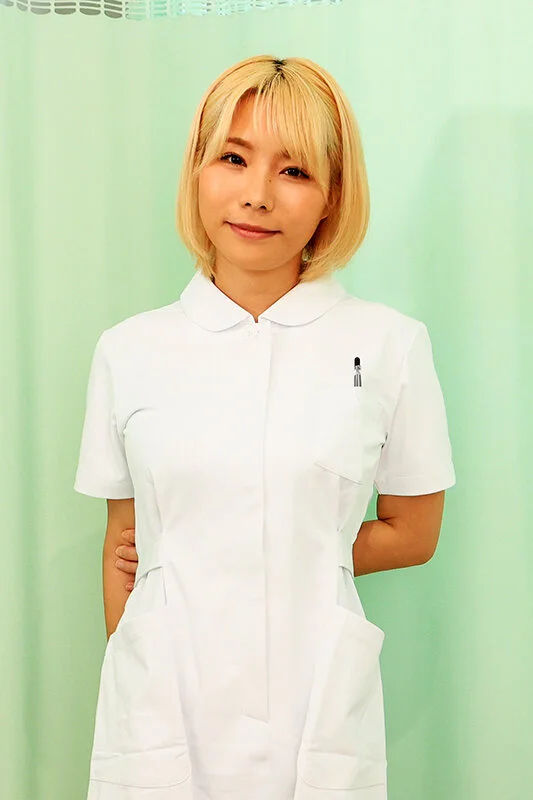 フェラチオしてくると噂の美人看護師 岡本莉里-1