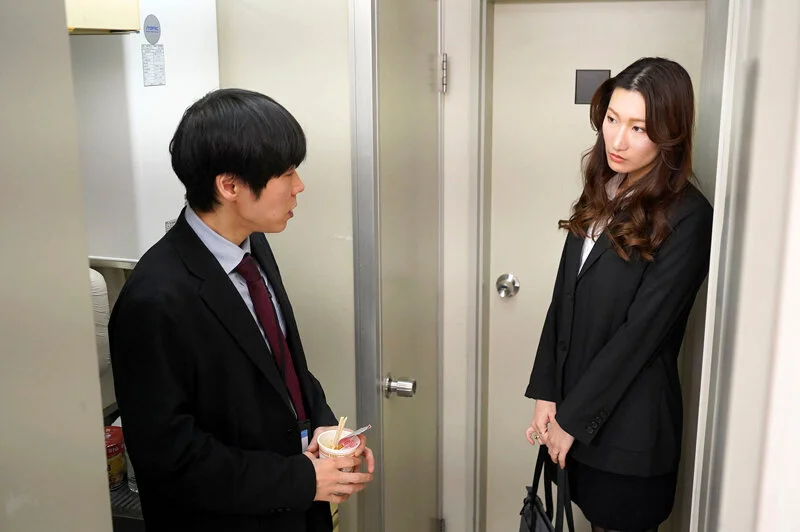 終電を逃した憧れの女上司と…におう蒸れたアソコを互いに舐め合い我慢できずにヌルっと挿入 背徳の居残りオフィスで残務処理 小谷舞花-18