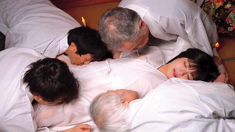 穢れには、おじさんの精子を。村の掟を破った女子校生は、膣内に村民男性のザーメンを大量に注ぎこまれた。 虹村ゆみ-10