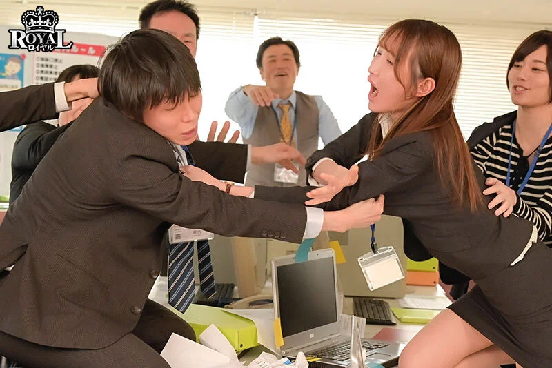 朝起きたら部屋に下着姿の同期女子社員！いつも生意気で悪態ばかりついてくるのに、甘えてきたので… 天川そら-10