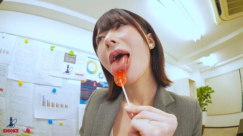 【ベロ接吻セクハラ】残業中、2人きりの社内でよだれダラダラ濡れ長舌をねじ込み密着濃厚ベロちゅうしながら若手精子を搾り取る人妻巨乳女上司 辻井ほのか-1
