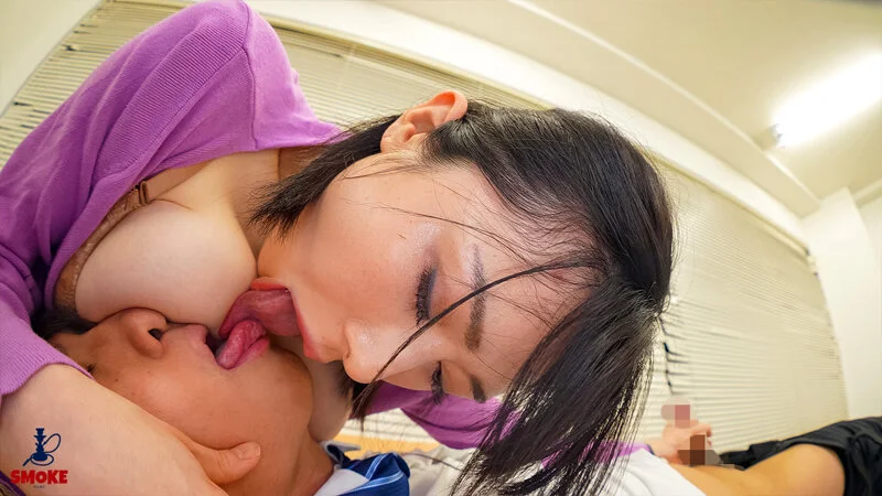 【ベロ接吻セクハラ】残業中、2人きりの社内でよだれダラダラ濡れ長舌をねじ込み密着濃厚ベロちゅうしながら若手精子を搾り取る人妻巨乳女上司 辻井ほのか-11