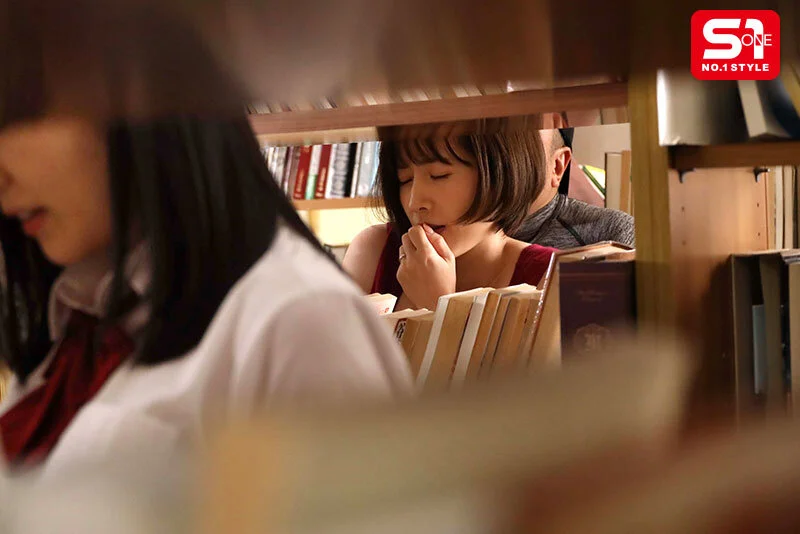 「私…おばさんなのに…」娘のすぐ傍で痴●され抵抗しても感じ始め、遂にはイカされちゃう！！欲求不満お母さん 奥田咲-9