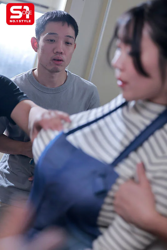 陽キャの悪ノリに便乗して こっそりオッパイ触ってた奥手な僕が ついに憧れの寮母さんとおこぼれSEXさせてもらえた話。 みなみ羽琉-5