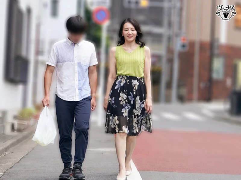 情熱キスは突然に 息子の友達に周りも気にせず唇を奪われて溢れ出す本能 田崎このえ-3