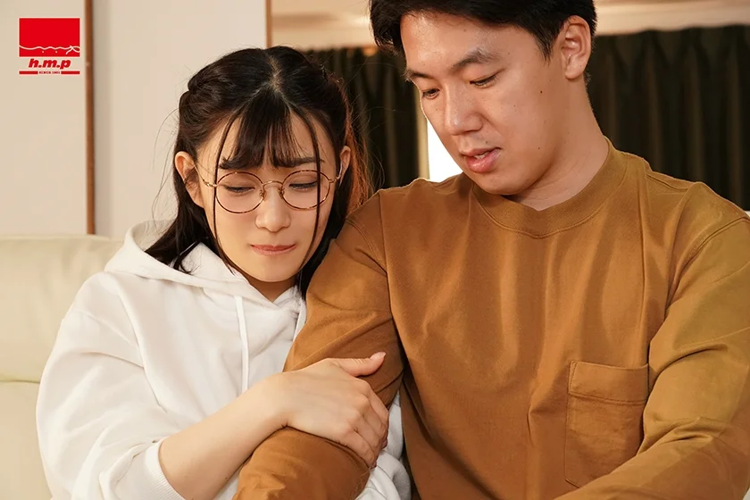 初めて出来た彼女を脱がしたら着衣からは想像できない隠れ美巨乳だった！いつもの地味メガネ姿からは想像できない可愛い素顔とHカップ爆乳に大興奮した僕は性欲果てるまで何度も種付けしてしまった 小梅えな-1