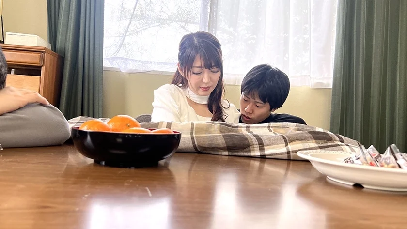 親父の再婚相手にコタツの中で悪戯 寒さも忘れて手コキ×フェラ生中出し！！ 美継母3名-5
