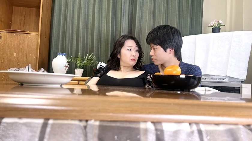 親父の再婚相手にコタツの中で悪戯 寒さも忘れて手コキ×フェラ生中出し！！ 美継母3名-11