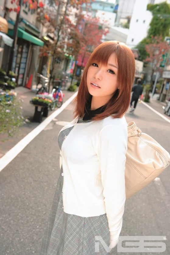 乳首が敏感過ぎてイクほど感度の高い美人妻と…おじさんぽ 04 AVよりエロいエッチ見たくない？ すれ違ったら思わず振り向くくらい可愛い人妻と下町探索お散歩デート。おじさんに足を絡めて中出しさせる奥さんの敏感反応がヤバい！ 葉月可恋-15