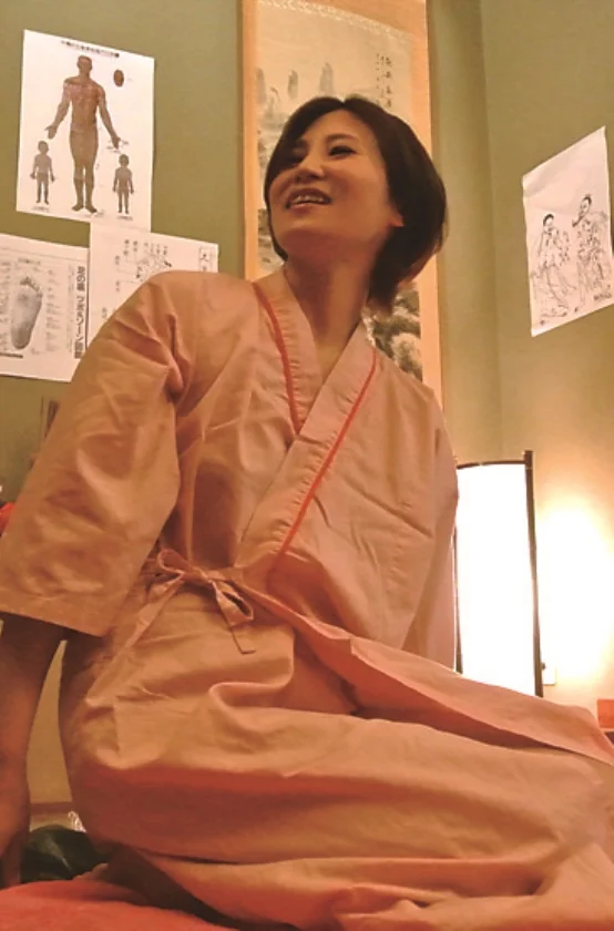 欲求不満の人妻が熟練按摩師の性感秘孔に悶えっぱなしで帰れまてん 宮崎由麻 黒沢留衣 石井麻奈美 大橋るり 本真ゆり-16