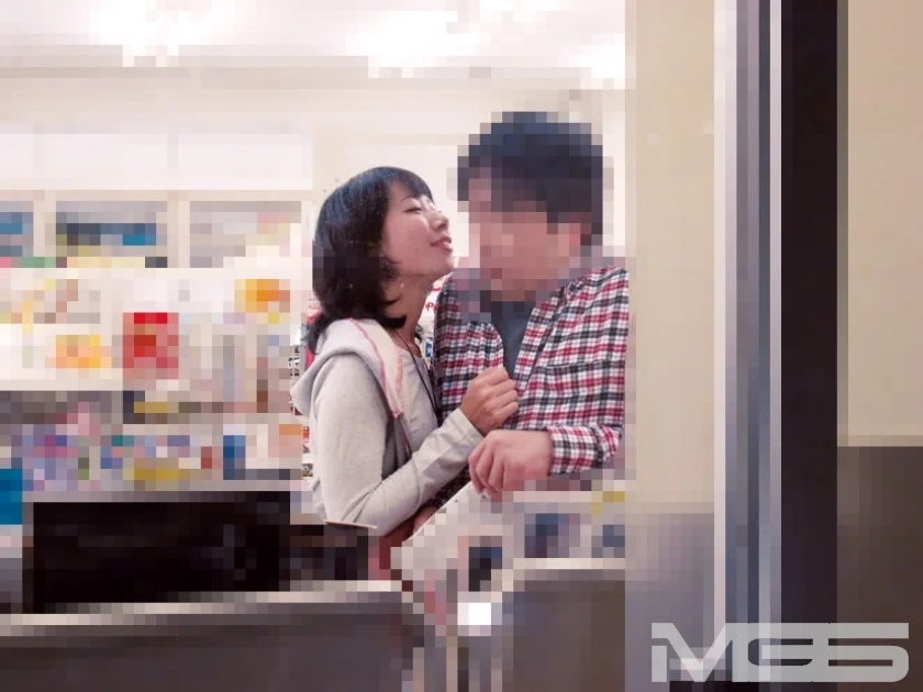 エロ本を立ち読みしている男を即尺逆ナンパ-1