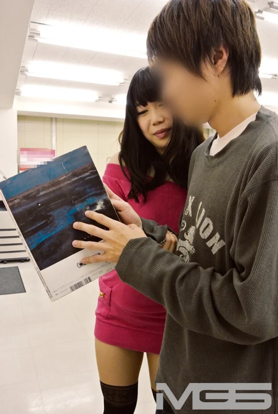 エロ本を立ち読みしている男を即尺逆ナンパ-12