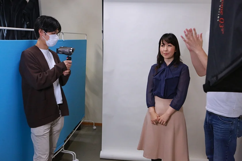 訳あり熟女の初撮りAVに完全密着(2)～複数プレイがしてみたい・和奈さん(35歳)&SEXが好きすぎて・百合さん(40歳)-1