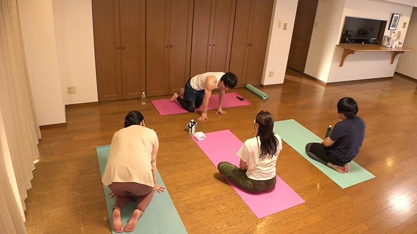 ホットヨガ美熟女ナンパ！ムチムチ巨尻ヨガウェアの汗まみれマ●コに生中●し-10