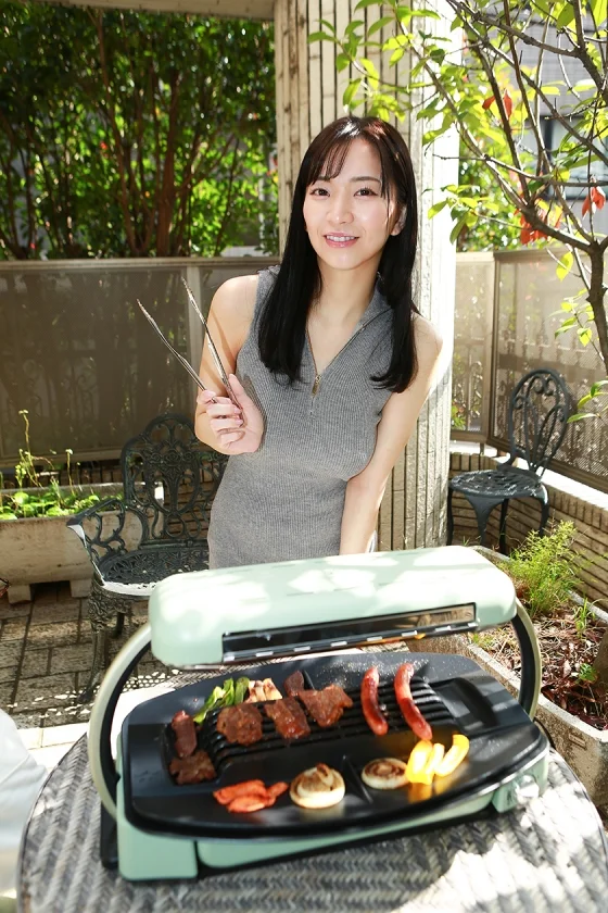 近所の仲良し夫婦とBBQをしたら無防備な奥さんの胸チラやパンチラがエロすぎて我慢できずに中●しSEXしてしまいました (3)-1