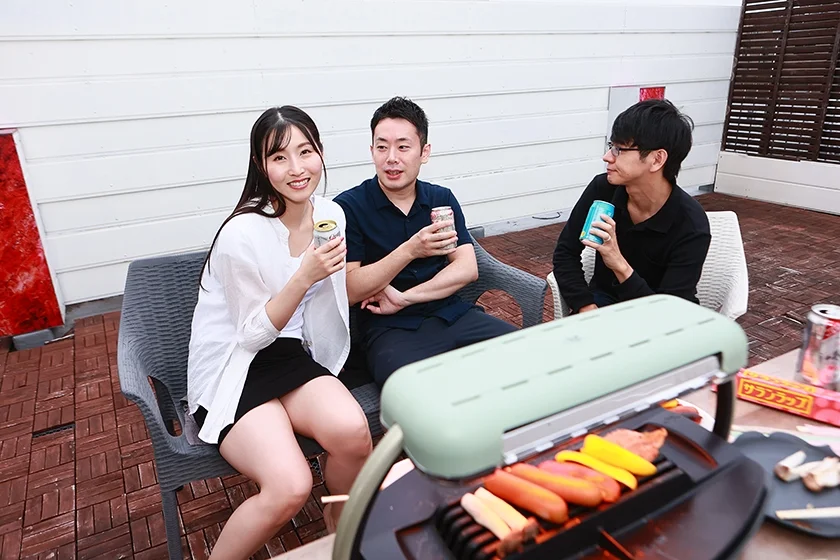 近所の仲良し夫婦とBBQをしたら無防備な奥さんの胸チラやパンチラがエロすぎて我慢できずに中●しSEXしてしまいました(4)-1