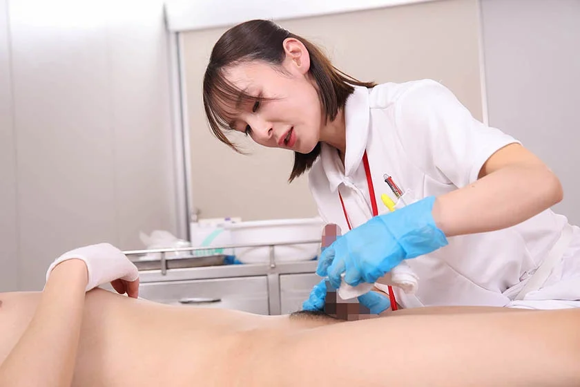 ワザと手コキのような陰部洗浄で暴発させて青年患者を虜にするおばさん看護師VOL.4-1