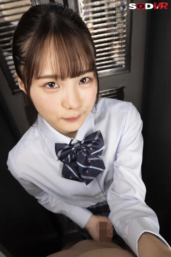 【VR】【密室ロッカー内VR】美術部の【ロッカーの中】に可愛い後輩と2人きりで入ると 唇まで3cm 息がかかる距離で思わず勃起で、僕は我慢できず…松本いちか-3