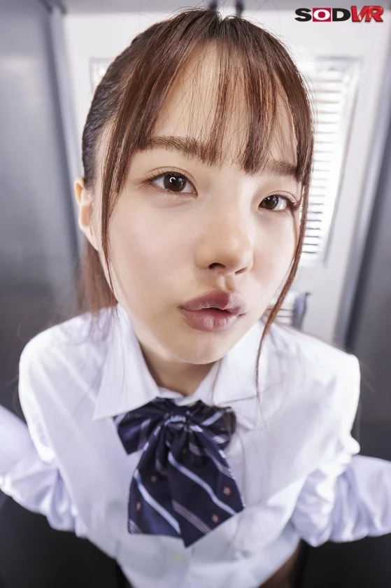 【VR】【密室ロッカー内VR】美術部の【ロッカーの中】に可愛い後輩と2人きりで入ると 唇まで3cm 息がかかる距離で思わず勃起で、僕は我慢できず…松本いちか-4