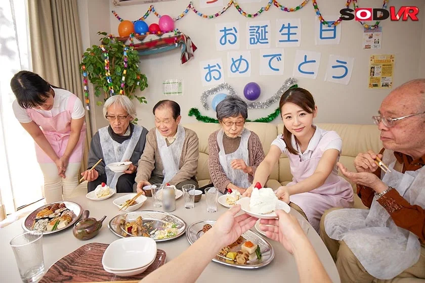 【VR】【本物人妻出演】お爺ちゃんお婆ちゃんが大好きで介護士になったニコニコ奥さん 坂井千晴 30歳 初VRデビュー-2