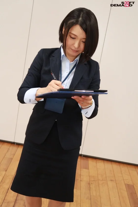 SOD女子社員 中途入社宣伝部 2年目 綾瀬麻衣子 挿入待ちの大行列！1対20の若手男優実力テストで激イキSEX大乱交-4
