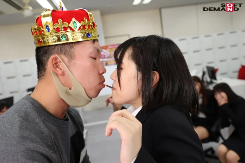 SOD女子社員 第40回 陽キャ女子社員にひたすら抜かれたいユーザー様達と、ラブホでお泊り王様ゲーム！ 20時～6時 夜通しずーっと 王様の命令はぜったーい！！  品川柚希 白戸れみ 小野田麻友 神田りこ-1