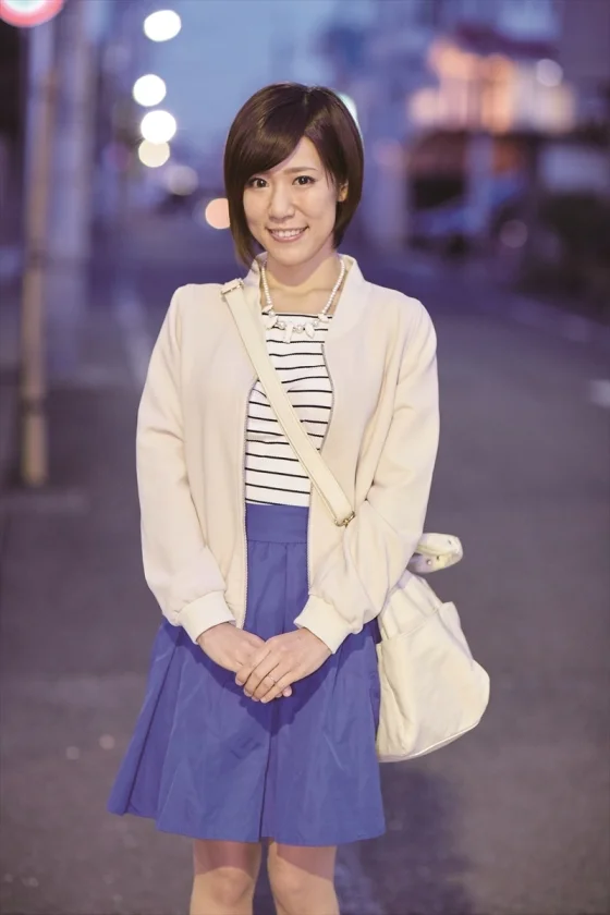 「嫁が感じ喘いでいるところを、すぐ隣でバレないように見てみたい...」自慢の妻がマジックミラー1枚隔て 寝取られ性感マッサージ 至近距離でオイルまみれでイカされまくる妻は飛び散る潮に身をよがらせ挿入懇願！-8