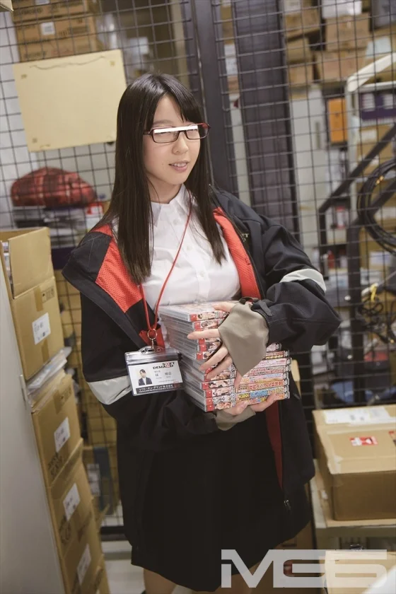 SOD女子社員 〈締め切りは破った事ないです〉が自慢で、業務態度はいたって勤勉が、「臭いち○ぽが好きらしい」「仕事を口実に自らエログッズ試したがる」等々実はスケベなのでは？という噂の地味眼鏡女子社員の変質性癖の真相を暴いたらまだ仕事が残っているだろうに、くっさい特濃ザーメン顔射を懇願して来る事態に！-4