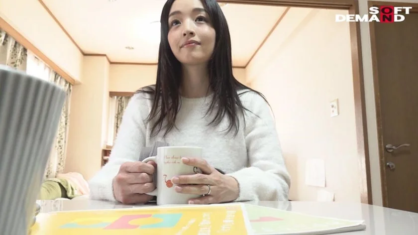 澄んだ瞳に笑顔咲く。奇跡の人妻に僕らは出会った 相馬茜 32歳 第六章 玄関・リビング・寝室で…家族が帰ってくるまで自宅で禁断の中出し撮影-10