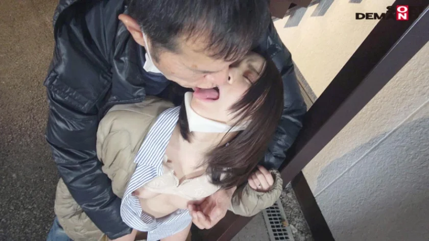 夫婦でカフェを経営する人懐っこい笑顔で地元客に愛される名物奥さん 小林沙良 29歳 第3章 旦那に黙って営業中のカフェから抜け出し車内・駐車場・路地裏で野外時短セックス 羞恥を忘れて快楽を欲しがる貪欲奥さん-16