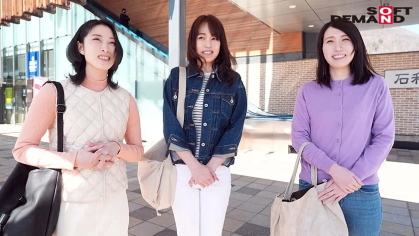 本物人妻レーベルからデビューした奥様たちが1本限りの同窓会 本物人妻3人が豪華共演！旦那に内緒の温泉旅行で酒池肉林の大乱交 高嶋桜 白河花清 望月瞳-1