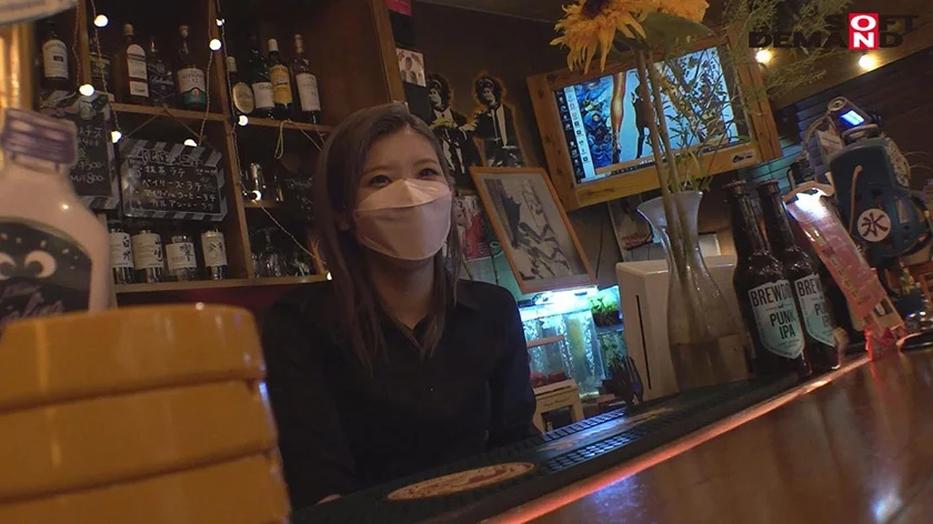 高速のSAで…路線バスで…営業中のBarで…、絶対にバレてはいけない場所でのお漏らしSEX 東京都台東区■■商店街 色白金髪バーテンダー 結菜さき(仮名・23歳)2度目のAV出演-10