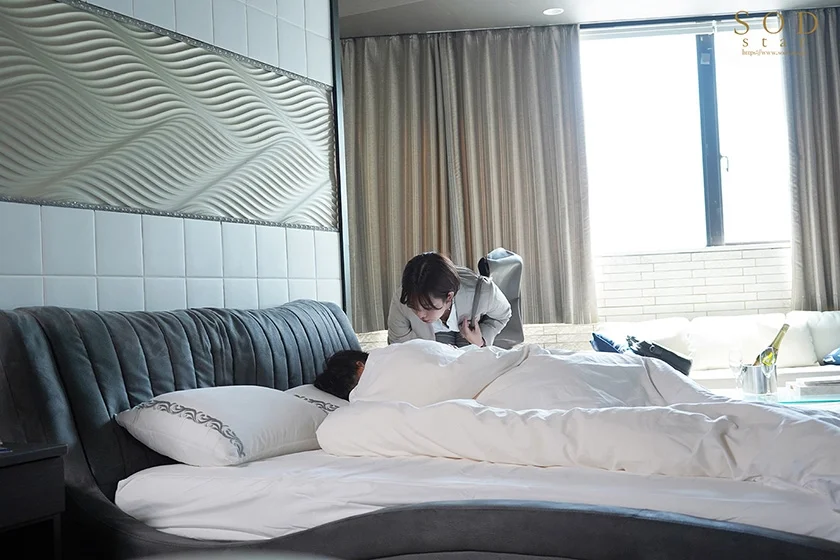 PM7:00チェックインからAM7:00チェックアウトまで中出しセックスに明け暮れた最後のお泊りW不倫 紗倉まな-2