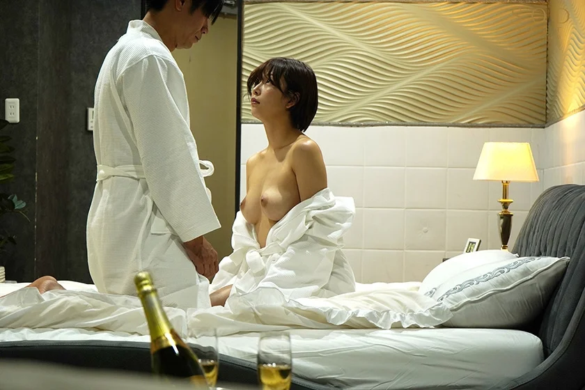 PM7:00チェックインからAM7:00チェックアウトまで中出しセックスに明け暮れた最後のお泊りW不倫 紗倉まな-8