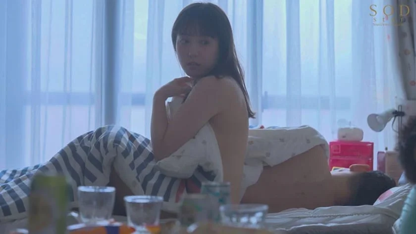 仲の良い会社の同期2人(男)と飲んだら、エロい雰囲気になって宅飲み3P。その後も関係が続いて…オフィス、自宅で、ハメまくった美人OL 矢埜愛茉-8