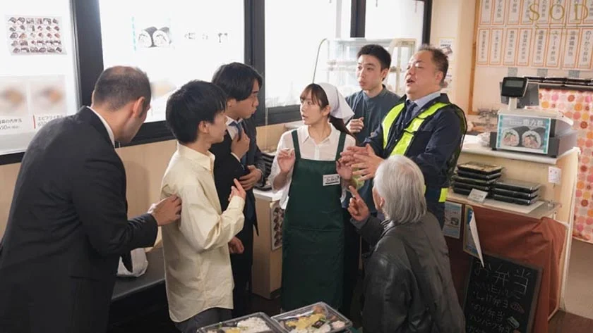 町のマドンナお弁当屋のひかりさんは8時間勤務後に夜な夜な客を試食しまくり胃も身体も虜にする。 青空ひかり-11