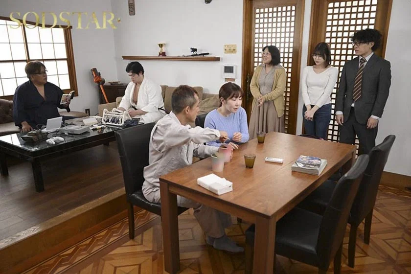 実家に嫁いできた奥さんは俺の家族が男クサさ抜群の性癖ど真ん中だったらしく、家族に忍んで全員とハメまくる絶倫人妻だったのでガテン系一家ファミリークラッシュ！ 唯井まひろ-2