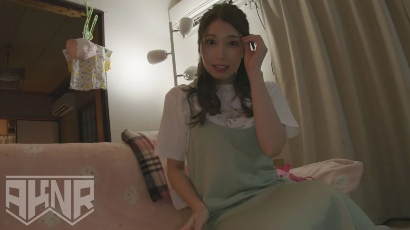 【シンママ動画】 お子さんが隣室にいる中で必死に声を押し殺しながらも感じている美人妻  由美香 35歳 佐伯由美香-1