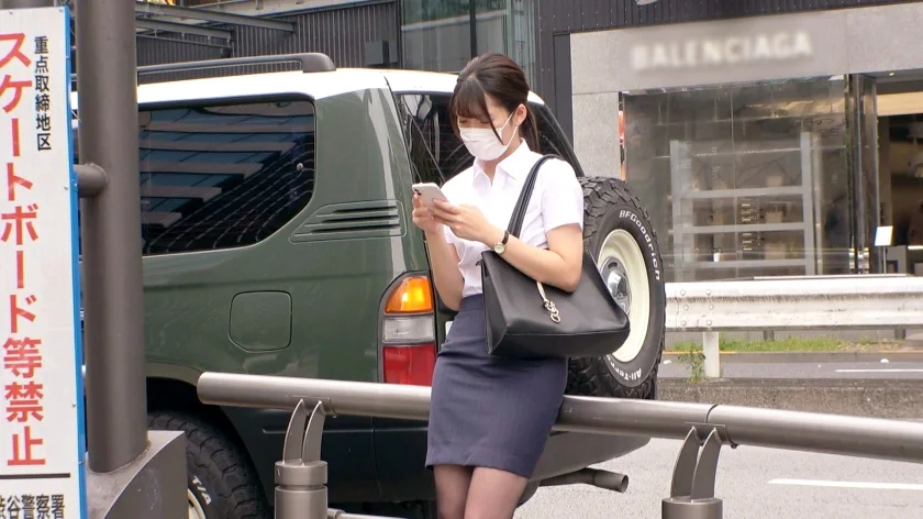 【ほんわか美女】【超美脚】癒し系のほんわか美女の『のぞみ』ちゃん登場！見た目はそつなく仕事をしているOLって感じですが、頭の中はエッチなことでいっぱいw好奇心旺盛なムッツリさん♪『ベットが壊れるぐらいに激しくされたい！』こんなご要望は期待大♪【純白ボディ】【Mっ気】スーツを脱がせば、超モデル級のスレンダーボディはエロい！勃起したチ●ポをモノ欲しそうな顔でフェラチオし股間はドロドロ！！肌を紅らめ興奮し、仕事でたまったストレスを解消するかのように激ピストンで気持ちよさに没頭するSEXを見逃すな！！-1