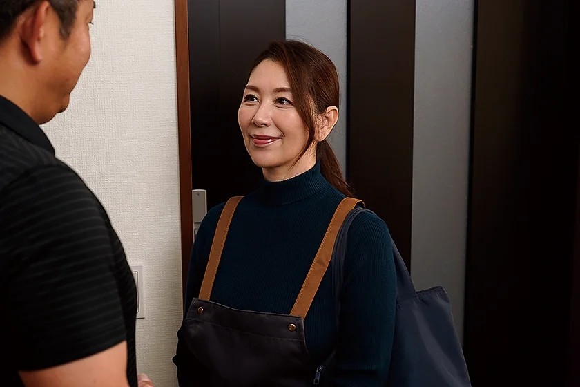 一見普通のおばさん家政婦だが、実は女王様気質のド痴女だった！？ 翔田千里-1