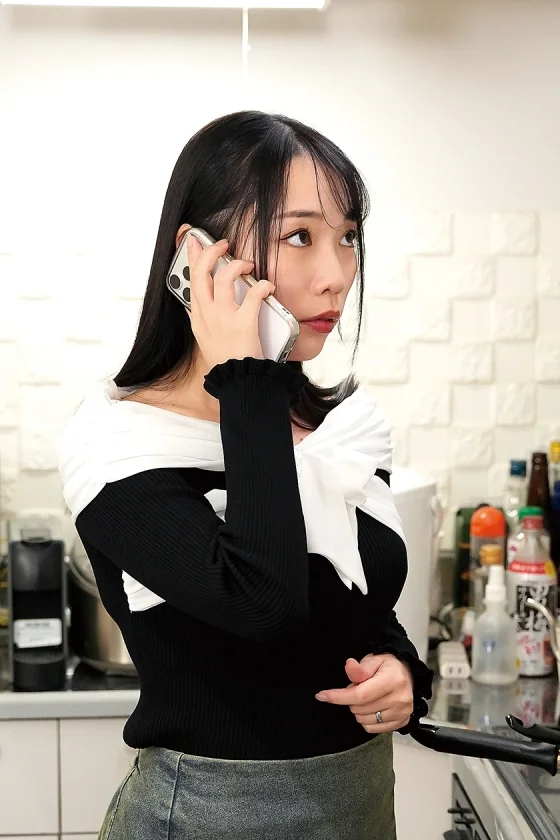 【人妻配信コラボ】『いつもよりエロい私を見てね』ネットで知り合ったカメラマンと密会！夫には絶対見せられない裸コートで男の家に押しかけ、玄関即尺から激しくイキまくる絶倫人妻の裏の顔 月乃ことね-1