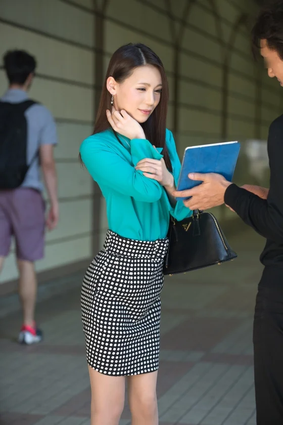 街行くセレブ人妻をナンパしてAV自宅撮影！⇒中出し性交！ celeb.69 旦那様一筋だけど実は欲求不満…！？「ちょっとだけ挿れて欲しい…」と笑顔が素敵なスレンダー奥様が久し振りのセックスに●いしれる in 新宿区-2