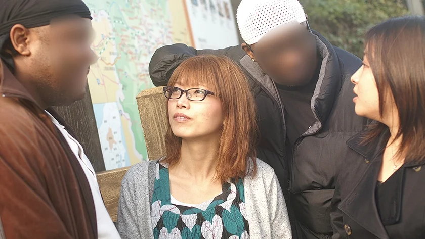 「やっぱり大きいのかな」「ちょっと興味あるかも」黒人にナンパされた熟女さんはデカマラに興味津々 想像以上の巨根を膣奥まで突っ込まれ狂ったようにイキまくる黒人マラで昇天する素人熟女12人 4時間SP5-10