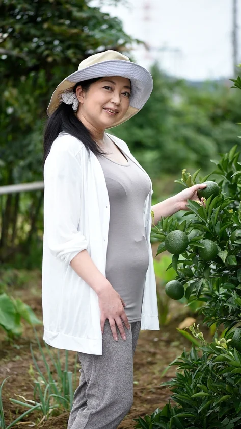 密かに欲求不満を抱えながら悶々と暮らしている一見真面目な地方のおばさん 12人4時間3-1
