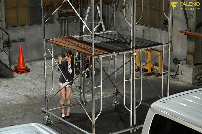 町工場。手錠の鍵は膣の中。あなたは「助けて」と言われ彼女を助けることはできますか？ 天使もえ-3