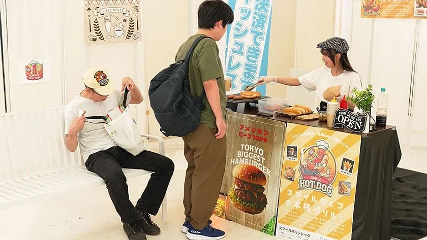 【配信限定】人気 AV 女優が挑戦！商業スペースでイカサレホットドッグ販売！ 小野坂ゆいか 望月つぼみ-13