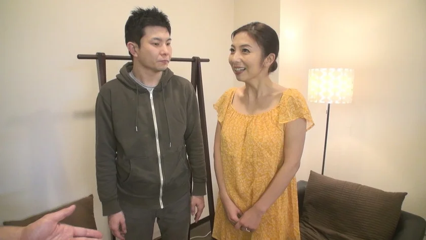 隣に夫がいるのにマッサージで感じる人妻。アソコをいじられ必死に声を押し殺してるので生チ●ポ挿入中出し大サービス！ 特別編集-1