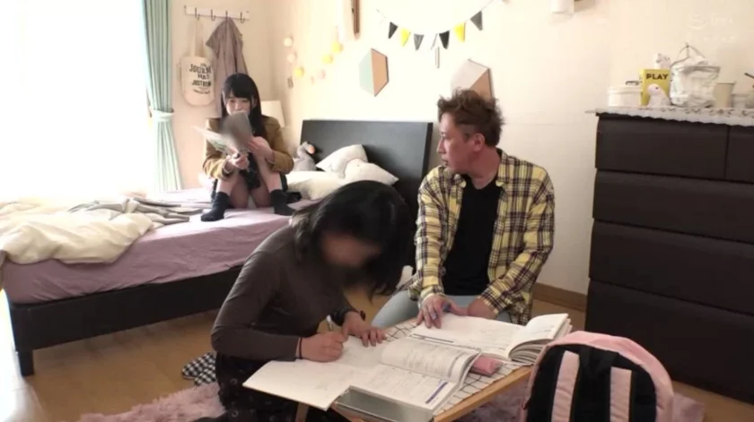 すぐそばに彼女がいるのに、耳元で淫語をささやき小悪魔誘惑してくる彼女の妹。 2-15