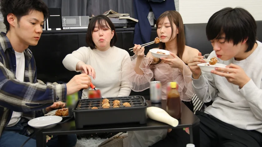 一度きりの過ちのはずが…カラダの相性の良さを知ってしまった親友の彼女と僕は、ダメだとわかっていながらもあの日の感覚が忘れられず激しく求め合った。逢沢みゆ-2